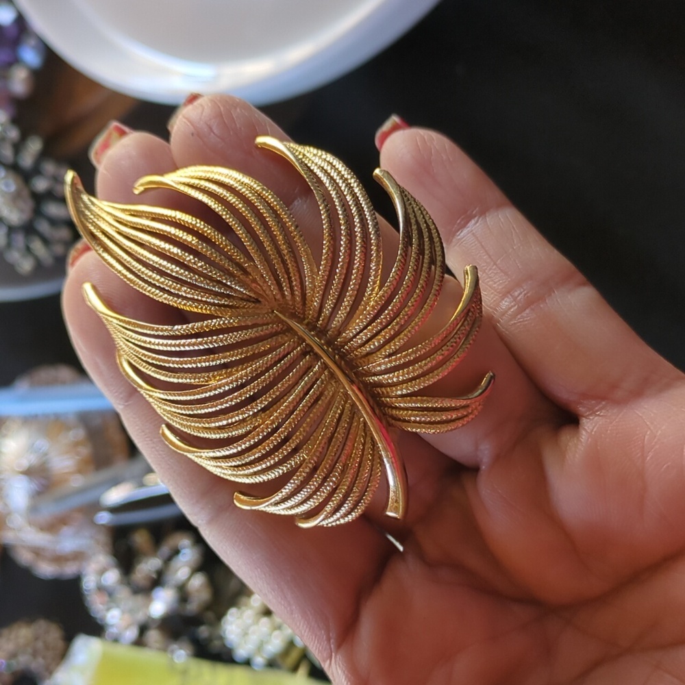 MONET Vintage Gold Tone Leaf Brooch Signed